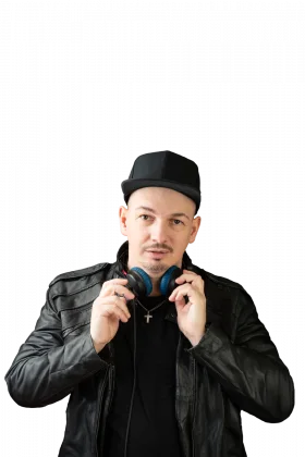 Dominic Vogt alias DJ Domic mit Kopfhörern