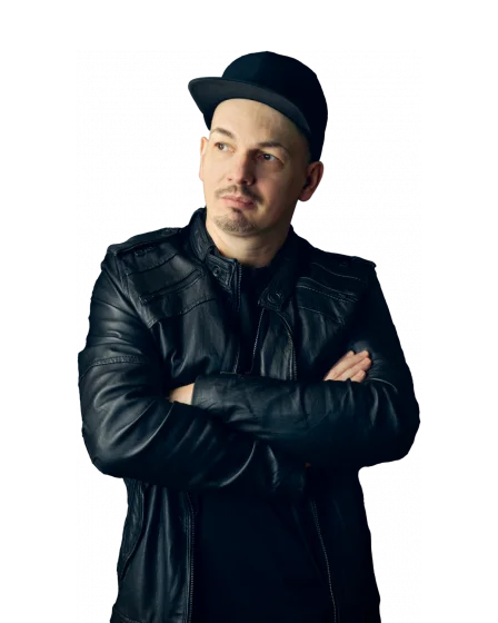 DJ Domic mit Cap und Lederjacke